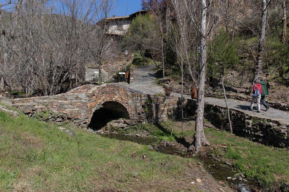 Archivo - Un arroyo pasa por un puente en Patones de Arriba, a 6 de abril de 2022, en Patones de Arriba, Madrid (España). 