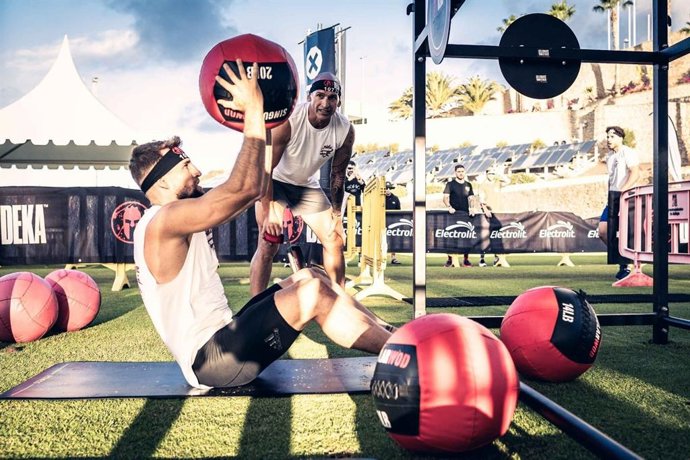 Unos 2.000 atletas concurren este sábado en la DEKA Tenerife, que combina fitness funcional y deporte híbrido