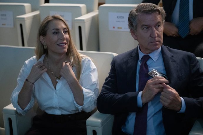 La presidenta de la Junta de Extremadura, María Guardiola, y el presidente del PP, Alberto Núñez Feijóo, durante la gala de los XXIV Premios Autónomo del Año, en el Auditorio Santander, a 27 de octubre de 2025, en Madrid (España). La Federación Nacional d