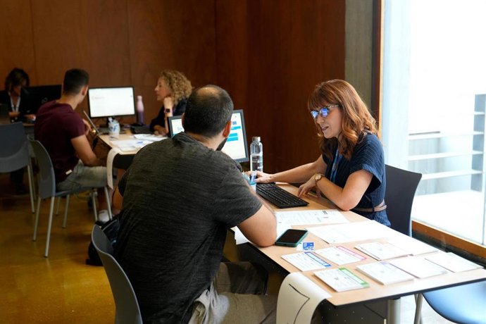 Una técnica del SEF asesora a un joven inscrito en el servicio.