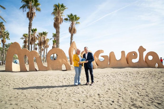 La concejala delegada de Servicios Operativos, Playas y Fiestas, Teresa Porras, recoge el reconocimiento concedido por Coca-Cola al Ayuntamiento de Málaga.