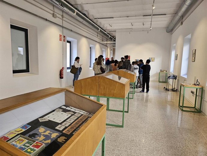 Un grupo de estudiantes visita el Museo de la Educación de Baleares.