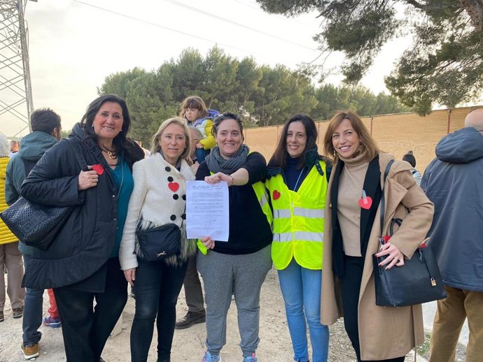 Archivo - Imagen de archivo de la entonces candidata a la alcaldía de Zaragoza, Natalia Chueca, junto a Pilar Cortés, Paloma Espinosa y padres y madres del colegio María Zambrano. De fondo, una de las torres que va a ser retirada para soterrar las líneas 