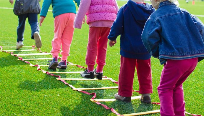 Imagen de archivo de niños jugando. 