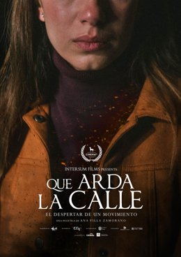 Cartel del largometraje documental 'Que arda la calle', dirigido por Ana Villa.