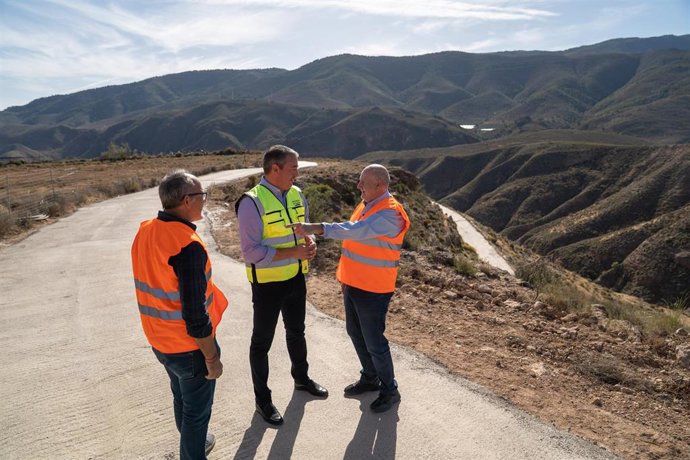 Iniciada la mejora integral en el camino que une Padules y Almócita dentro del Plan de Caminos