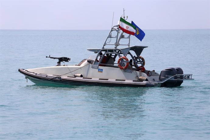 Archivo - April 29, 2024, Persian Gulf, Bushehr, Iran: An Islamic Revolutionary Guard Corps (IRGC) speed boat is sailing along the Persian Gulf during the IRGC marine parade to commemorate Persian Gulf National Day near the Bushehr nuclear power plant in 