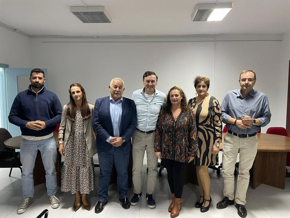 El diputado nacional del PP de Almería Rafael Hernando junto con concejales del PP de La Mojonera
