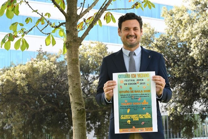 El diputado de Centros Sociales, Mayores y Juventud de la Diputación de Granada, Roberto González, en la presentación de 'Otoño en Verso'.