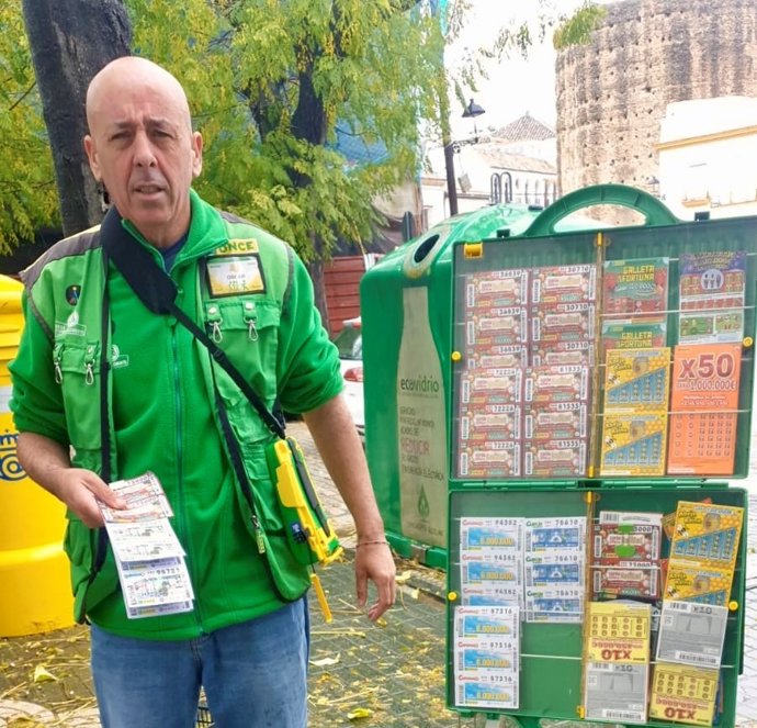 Óscar Valverde, afiliado a la ONCE por discapacidad visual grave, en Sevilla