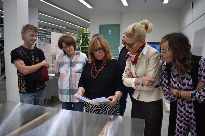 La viceconsejera de Cultura y Deportes, Carmen Teresa Olmedo, inaugura en Cuenca dos exposiciones