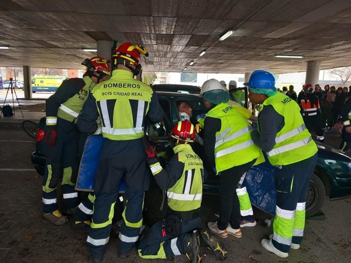 Profesionales sanitarios del área de Valdepeñas se entrenan en soporte vital con un simulacro de accidente múltiple.
