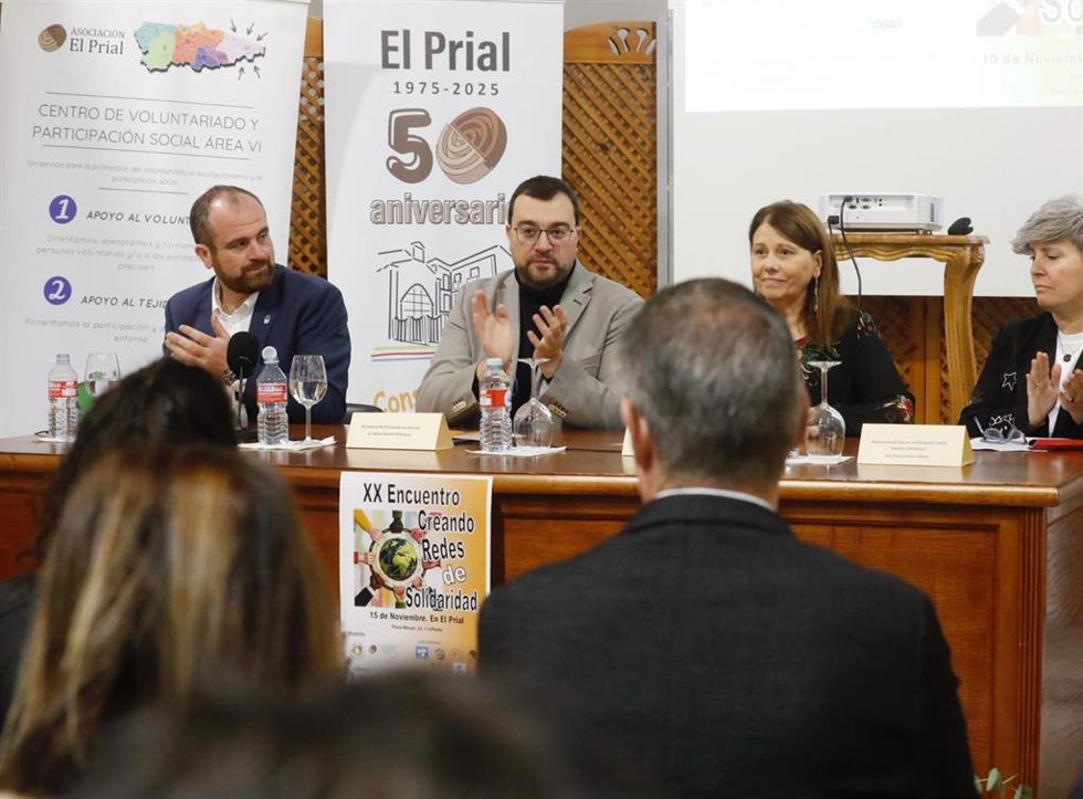 El alcalde de Piloña, Iván Allende; el presidente del Principado de Asturias, Adrián Barbón, la presidenta de la Asociación El Prial, Ana Gloria Fernández y Elena Pastor, representante de la Red de Participación Social Pueblo Solidarios, en Piloña.