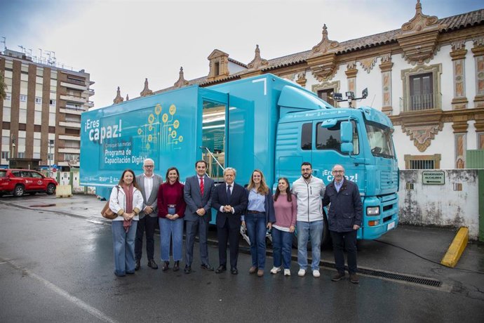 El presidente de la institución provincial, Salvador Fuentes, en la presentación de la oficina móvil acompañado del consejero de Justicia, Administración Local y Función Pública, José Antonio Nieto.