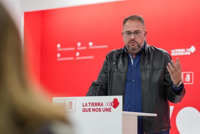El portavoz del Comité Electoral del Partido Socialista de Extremadura, Antonio Rodríguez Osuna, en rueda de prensa