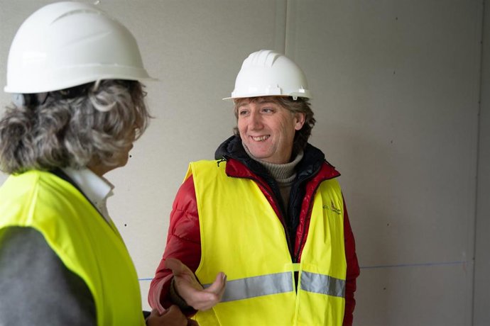 El secretario general del PSCyL, Carlos Martínez, visita una promoción de 50 viviendas de alquiler asequible, en la calle Hijas de la Caridad, 6, a 15 de noviembre de 2025, en Palencia, Castilla y León (España)