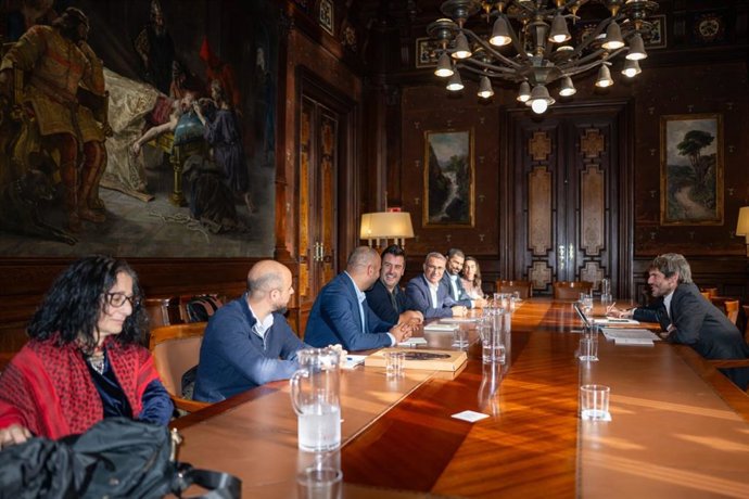 El ministro de Cultura, Ernest Urtasun, en una reunión con entidades palestinas