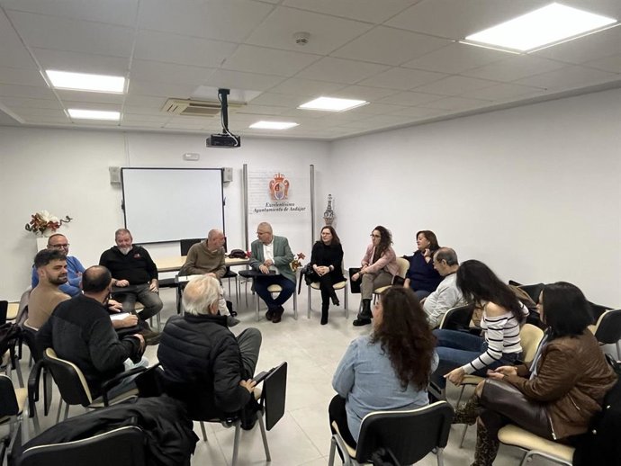 El candidato de IU Andalucía a la Presidencia de la Junta de Andalucía, Ernesto Alba, en la reunión de las plataformas en contra de la instalación de una veintena de plantas de biogás en Jaén.