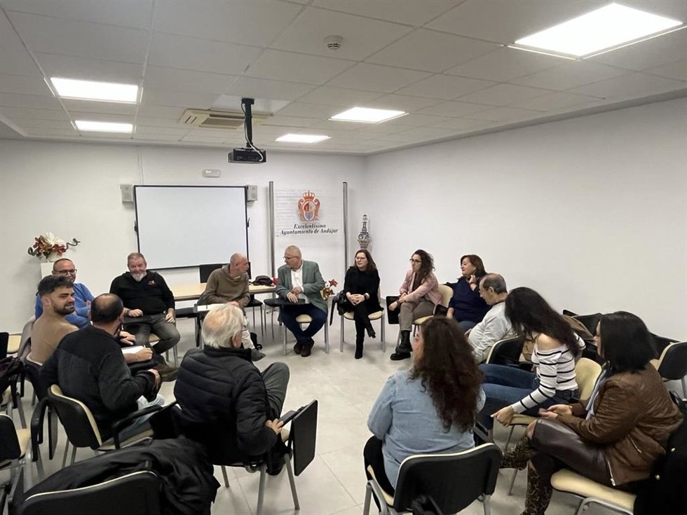 El candidato de IU Andalucía a la Presidencia de la Junta de Andalucía, Ernesto Alba, en la reunión de las plataformas en contra de la instalación de una veintena de plantas de biogás en Jaén.