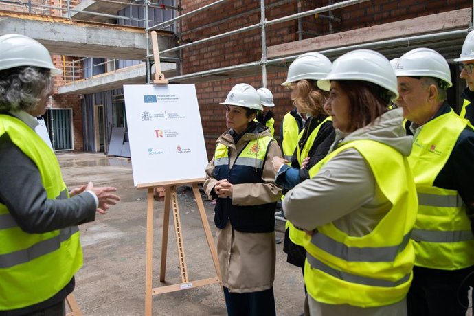 La ministra de Vivienda y Agenda Urbana, Isabel Rodríguez (c), visita una promoción de 50 viviendas de alquiler asequible, en la calle Hijas de la Caridad, 6, a 15 de noviembre de 2025, en Palencia, Castilla y León (España)