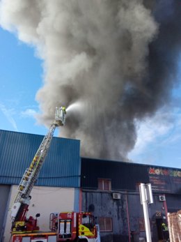 Un incendio afecta a una nave de desguace de motos en Alboraia