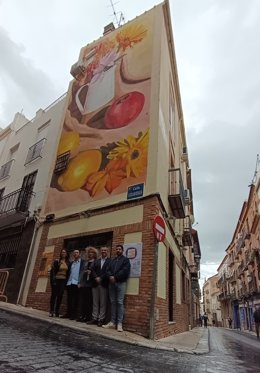 La calle Lizaderas de San Ildefonso se viste con el mural de Marta Lapeña, primero del 'Jaén se pinta'