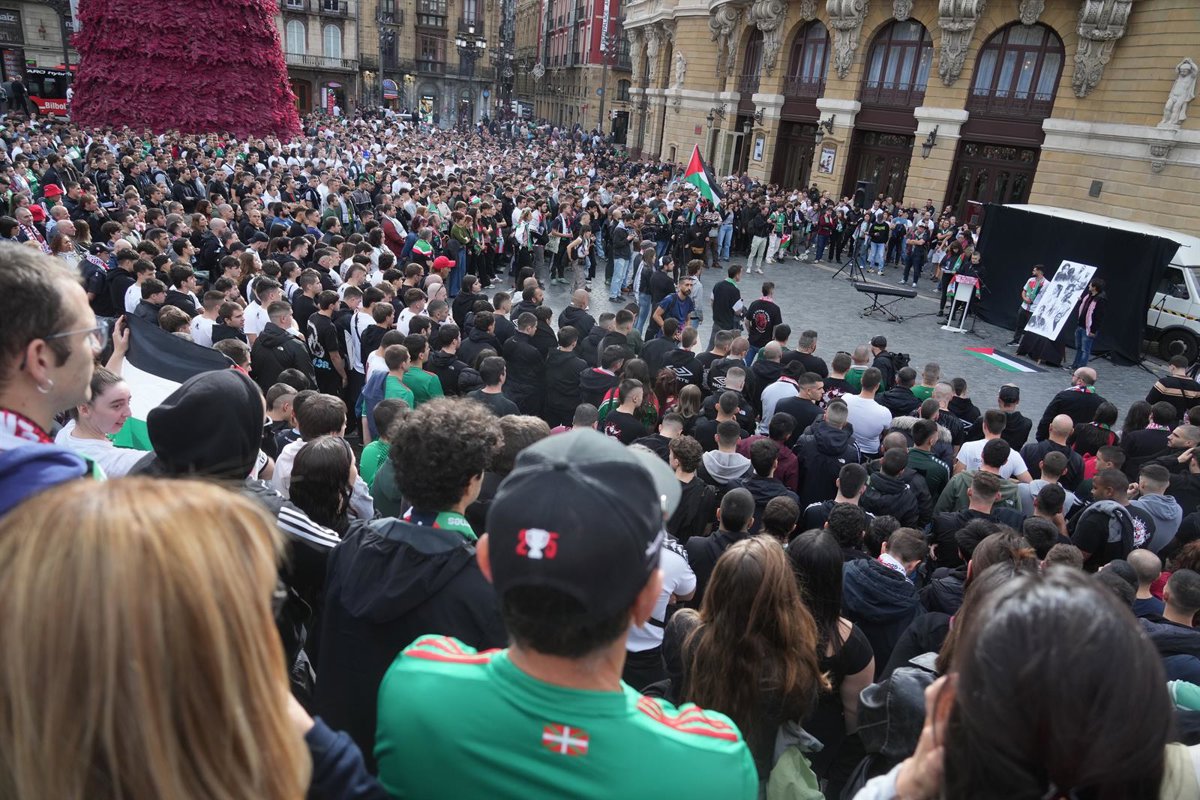 Miles de personas homenajean en Bilbao a los deportistas palestinos asesinados, en un acto de Palestinarekin Elkartasuna