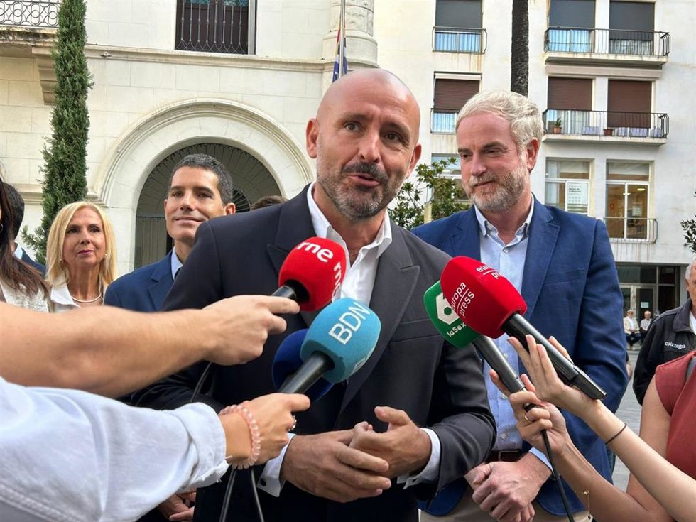 Archivo - El vicesecretario de Educación e Igualdad del PP, Jaime de los Santos, en declaraciones a periodistas en Badalona (Barcelona)