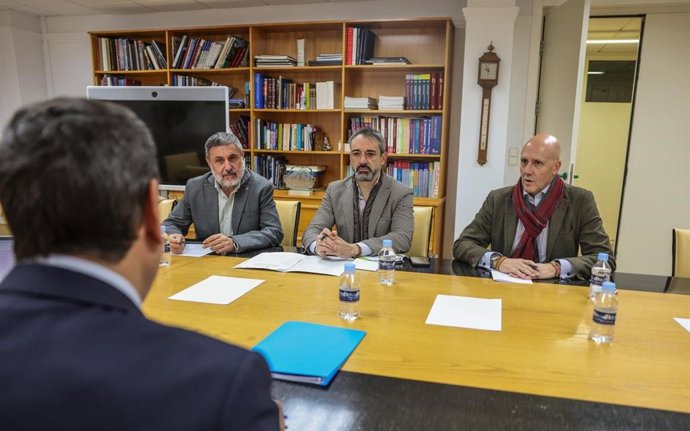 Representantes de Vox se reúnen con el consejero de Economía y Hacienda de la Junta, Carlos Fernández Carriedo, para analizar el proyecto de Presupuestos para 2026