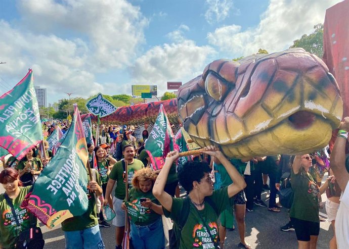 15 de novembro de 2025, Brasil, Belém: Ativistas climáticos indígenas e internacionais se reuniram para uma manifestação durante a conferência climática COP30. A "Marcha pelo Clima" é uma luta pela justiça climática e pela defesa dos territórios ancestrai