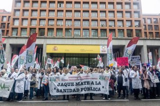Manifestantes con pancarta con lema 'Jaque mate a la sanidad pública' durante la manifestación ‘Todos unidos por un objetivo común: el estatuto propio’, en el Ministerio de Sanidad, a 15 de noviembre de 2025, en Madrid (España). 