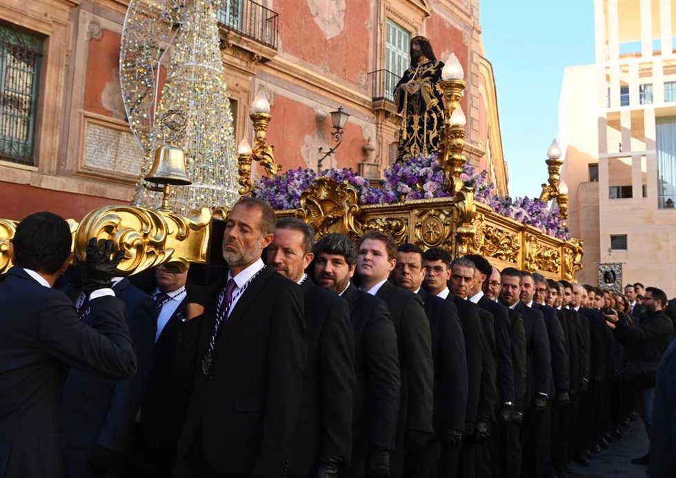 López Miras en el traslado del Santísimo Cristo del Rescate del Paso Blanco desde la iglesia de San Antolín de Murcia