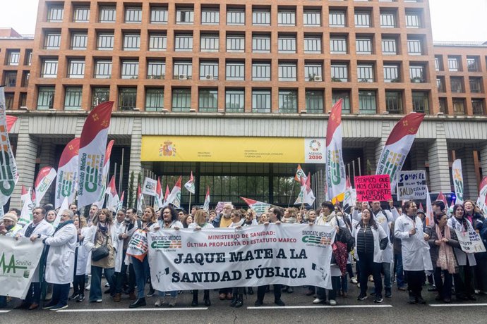 Manifestantes com uma faixa com o slogan "Xeque-mate na saúde pública" durante a manifestação "Todos unidos por um objetivo comum: nosso próprio estatuto", no Ministério da Saúde, em 15 de novembro de 2025, em Madri (Espanha). A manifestação, organizada p