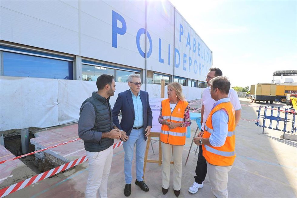 La alcaldesa de Marbella, Ángeles Muñoz, visita los trabajos sobre pista exterior anexa al pabellón Carlos Cabezas