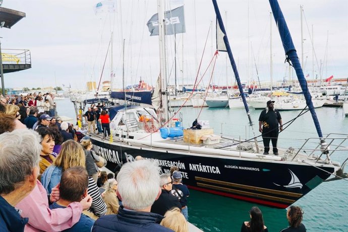 Una multitud despide al 'Alegría Marineros' en la I Vuelta al Mundo Vertical a vela en su salida desde PortCastelló