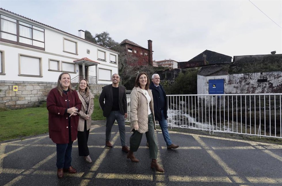 La conselleira de Medio Ambiente, Ángeles Vázquez, en su visita a la antigua sede de Conservera Gallega, en Poio (Pontevedra).