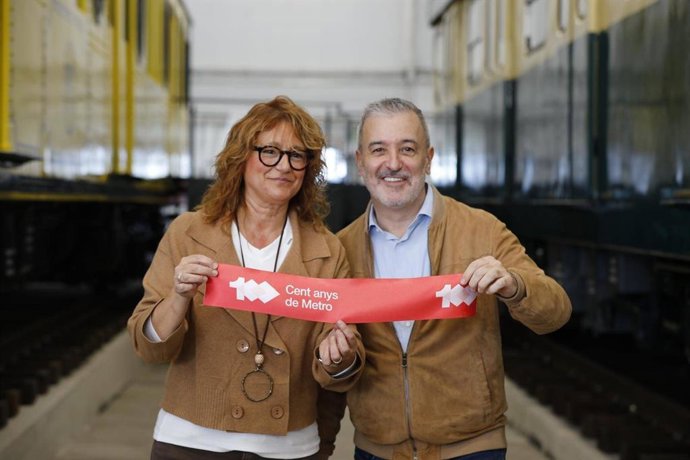 Jaume Collboni y Laia Bonet durante la inauguración de la exposición de TMB 'Els trens del centenari. El patrimoni ferroviari del metro de Barcelona'