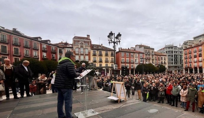 Una multitudinaria concentración reclama al Gobierno la reapertura del Tren Directo Madrid-Aranda-Burgos
