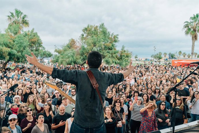 Els Concerts de La Pèrgola han vuelto a La Marina de València con 'sold out'. Más de 1.500 personas han disfrutado este sábado del concierto inaugural con Depedro y Rei Ortolà.
