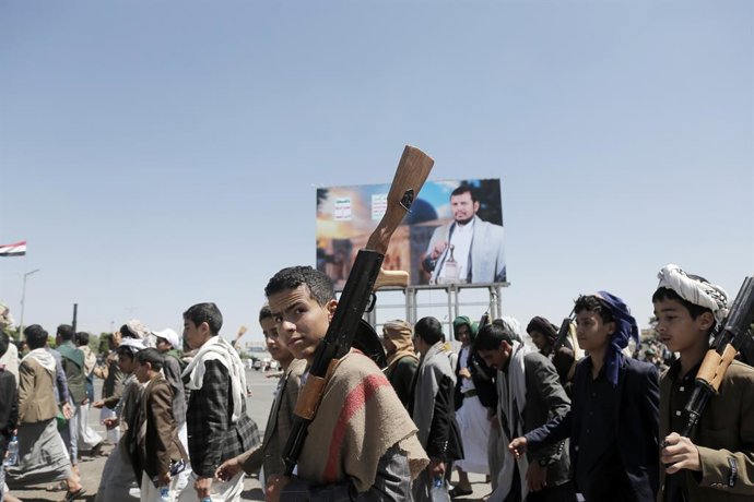 SANAA, Sept. 22, 2024  -- Houthi followers take part in the parade to commemorate the tenth anniversary of the group's seizure of the capital Sanaa at Al Sabeen Square in Sanaa, Yemen, Sept. 21, 2024.   The event, organized by the Houthis, comes as Yemen'