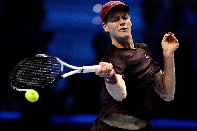 15 November 2025, Italy, Turin: Italian tennis player Jannik Sinner in action against Australia's Alex de Minaur during their men's singles semifinal tennis match of the ATP World Tour Finals at the Inalpi Arena. Photo: Marco Alpozzi/LaPresse via ZUMA Pre