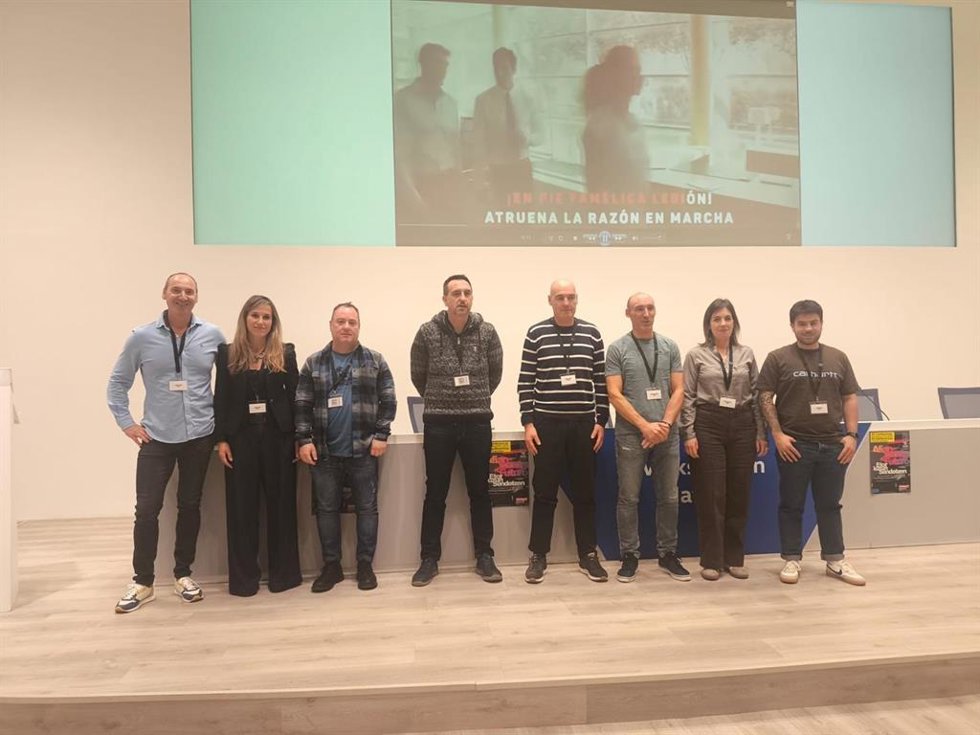 Carlos Zalduendo con los miembros de su ejecutiva.