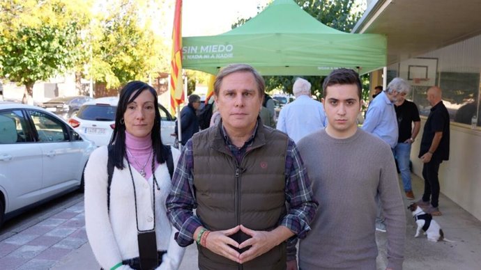 El portavoz de Vox en el Parlament, Joan Garriga, en declaraciones a los medios desde Palafolls (Barcelona)