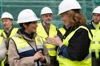 La ministra de Vivienda y Agenda Urbana, Isabel Rodríguez (i), visitan una promoción de 50 viviendas de alquiler asequible, en la calle Hijas de la Caridad, 6, a 15 de noviembre de 2025, en Palencia, Castilla y León (España)