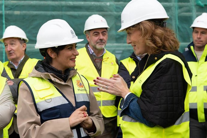 La ministra de Vivienda y Agenda Urbana, Isabel Rodríguez (i), visitan una promoción de 50 viviendas de alquiler asequible, en la calle Hijas de la Caridad, 6, a 15 de noviembre de 2025, en Palencia, Castilla y León (España)