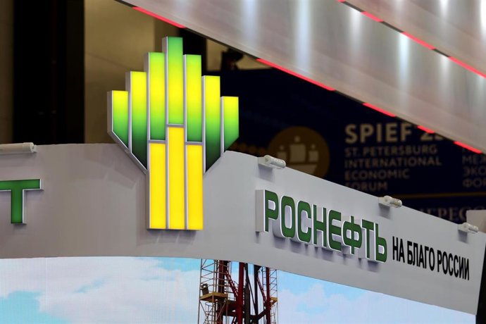 Archivo - Stand de Rosneft en el Foro Económico de San Petersburgo (Rusia)
