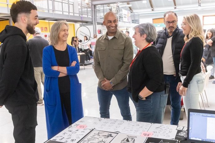 La alcaldesa de Guadalajara, Ana Guarinos, visita la II Feria de la Juventud.