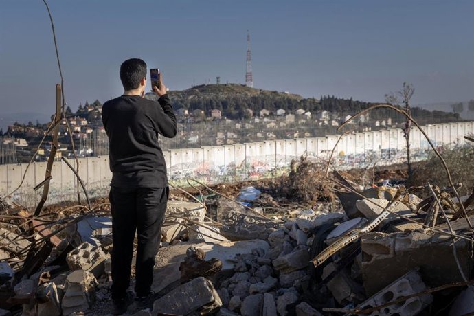 Archivo - Imagen de archivo de un muro de separación en la frontera de Líbano con Israel