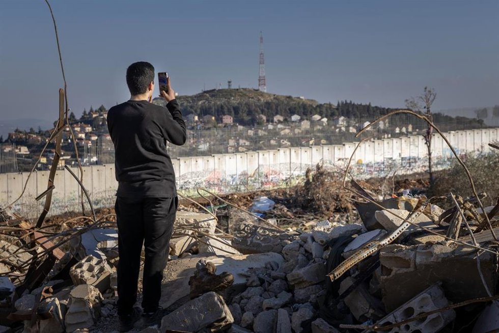 Archivo - Imagen de archivo de un muro de separación en la frontera de Líbano con Israel