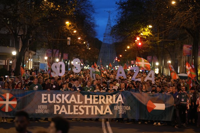 Desfile reivindicativo sobre la oficialidad de la Euskal Selekzioa y en apoyo a la resistencia palestina, antes del partido de fútbol entre las selecciones de fútbol de Euskadi y Palestina